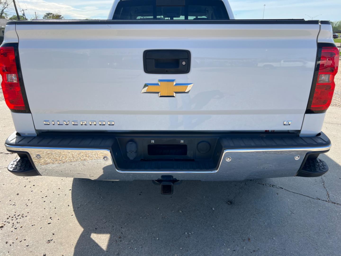 2015 White /Gray Chevrolet Silverado 1500 LT (1GCVKREC8FZ) with an 5.3 V8 engine, Automatic transmission, located at 4520 Airline Hwy, Baton Rouge, LA, 70805, (225) 357-1497, 30.509325, -91.145432 - 2015 Chevrolet Silverado 1500 Double Cab LT 4X4 5.3 V8 Gas, 200K Miles, Power Windows, Locks, Mirrors & Seat, Bed Cover, Tow Pkg. NO IN HOUSE FINANCING. FOR INFO PLEASE CONTACT JEFF AT 225 357-1497 CHECK OUT OUR A+ RATING WITH THE BETTER BUSINESS BUREAU WE HAVE BEEN A FAMILY OWNED AND OPERATED BUSIN - Photo#6